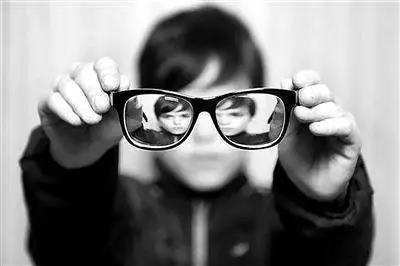 這一物對(duì)眼睛危害大，好視力眼貼3招教你遠(yuǎn)離它