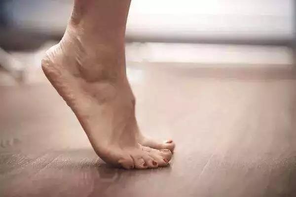 每天做這個(gè)動(dòng)作10分鐘，身上的小毛病都好了