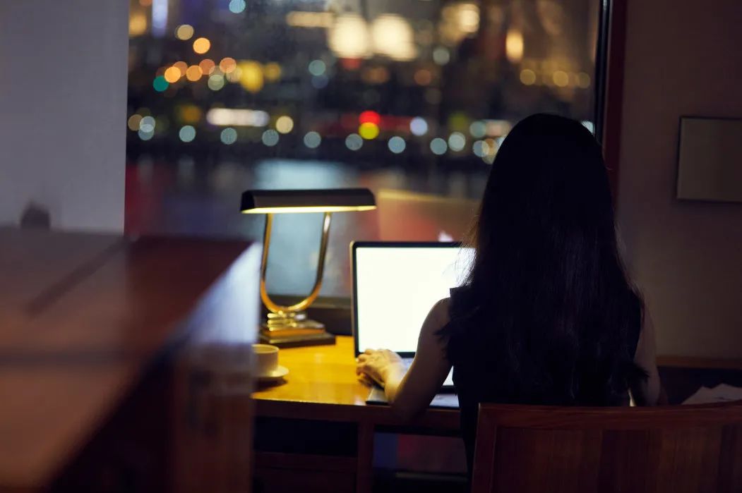 警惕！長(zhǎng)期熬夜玩手機(jī)危害這么大！