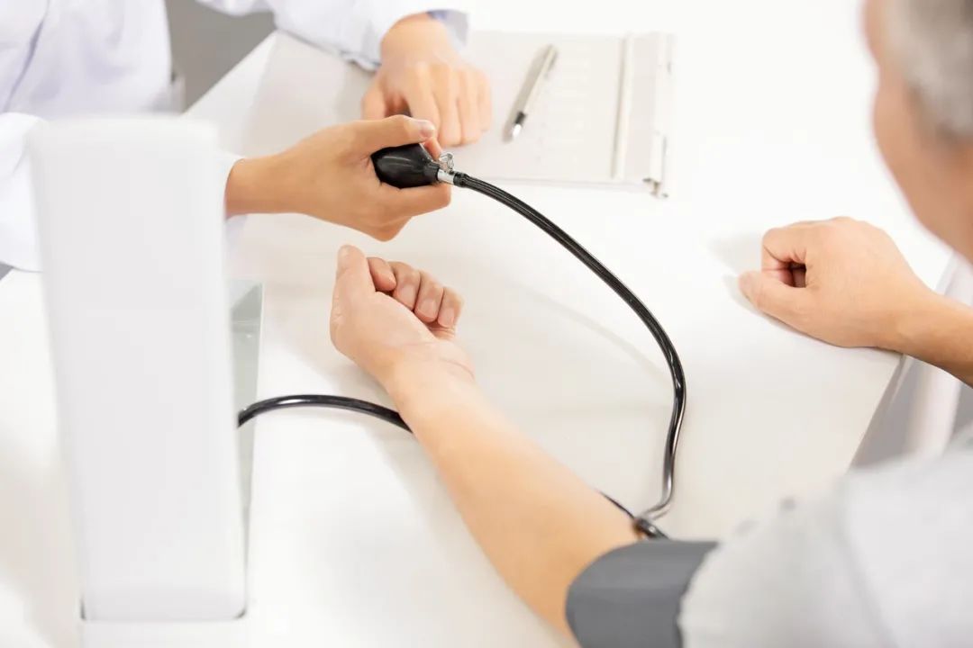 眼睛出現(xiàn)這3種癥狀，警惕高血壓來襲